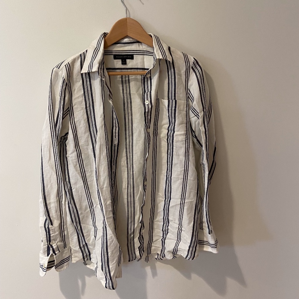BANANA REPUBLIC LONG SLEEVE BUTTON UP